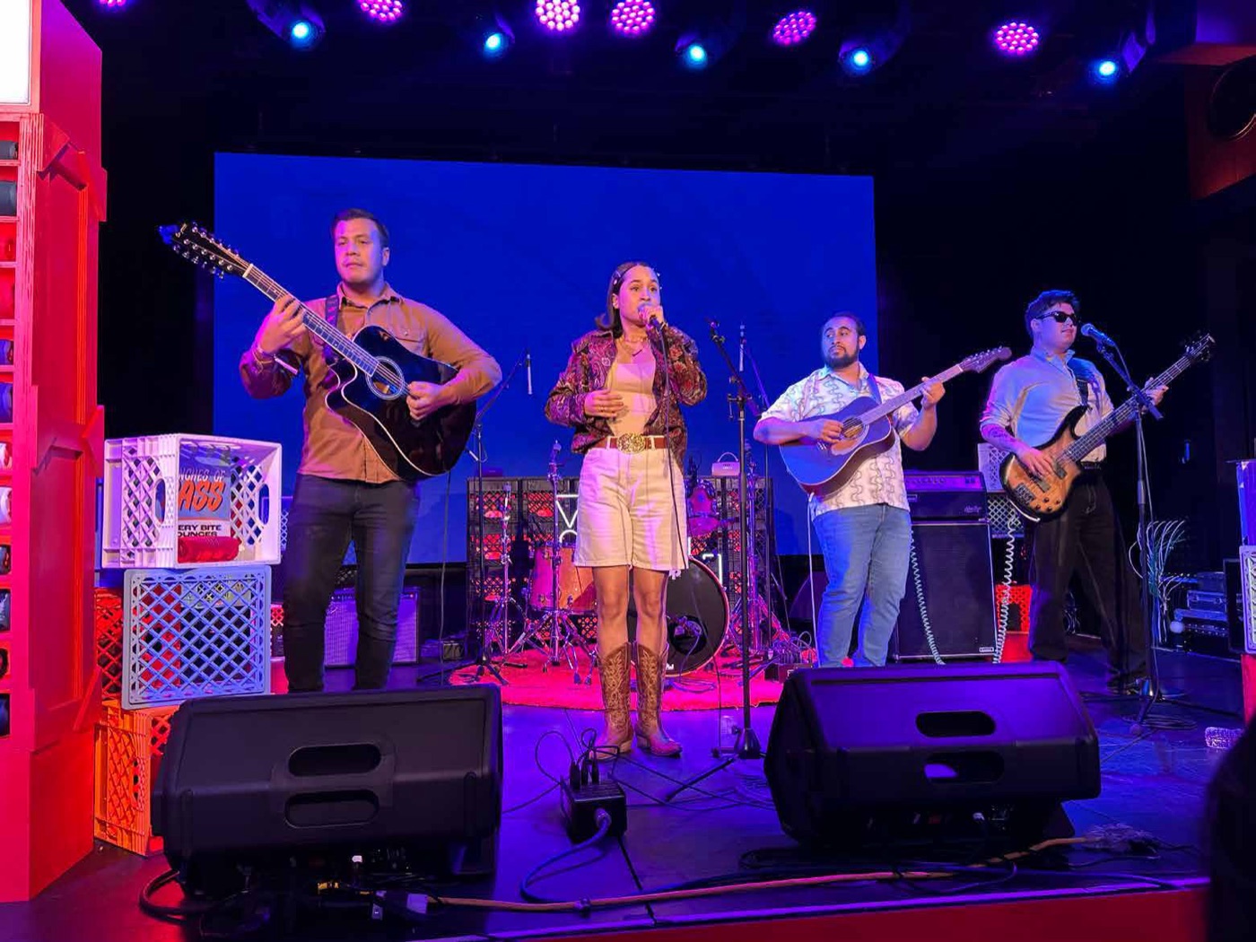 Banda tocando en vivo en un escenario de En El Noro