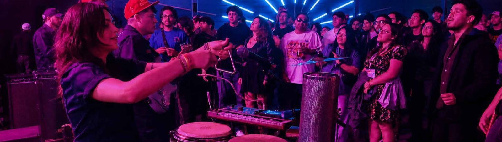 Concierto de En El Noro con luces neón
